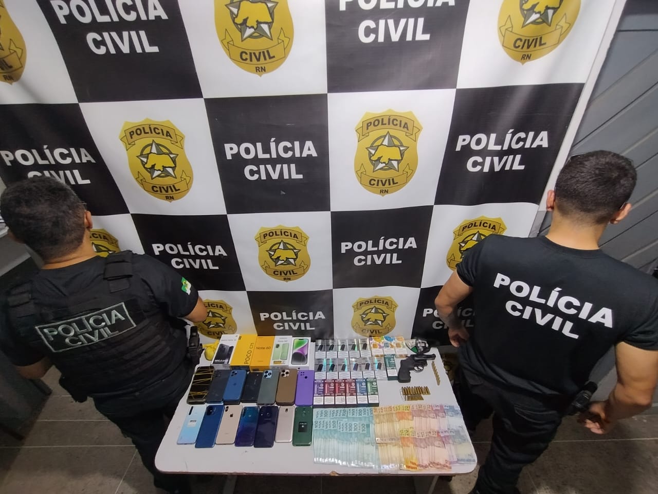Operação Vitrine Clandestina”: Polícia Civil apreende arma, celulares, dinheiro e cigarros eletrônicos em Guamaré