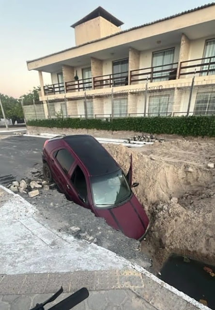MOTORISTA NÃO PERCEBE OBRA E CAI EM CRATERA NA RUA DA PENHA EM GUAMARÉ